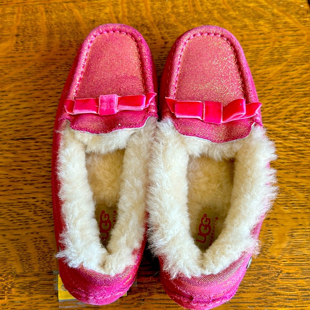 Ugh slippers size 4 pink.